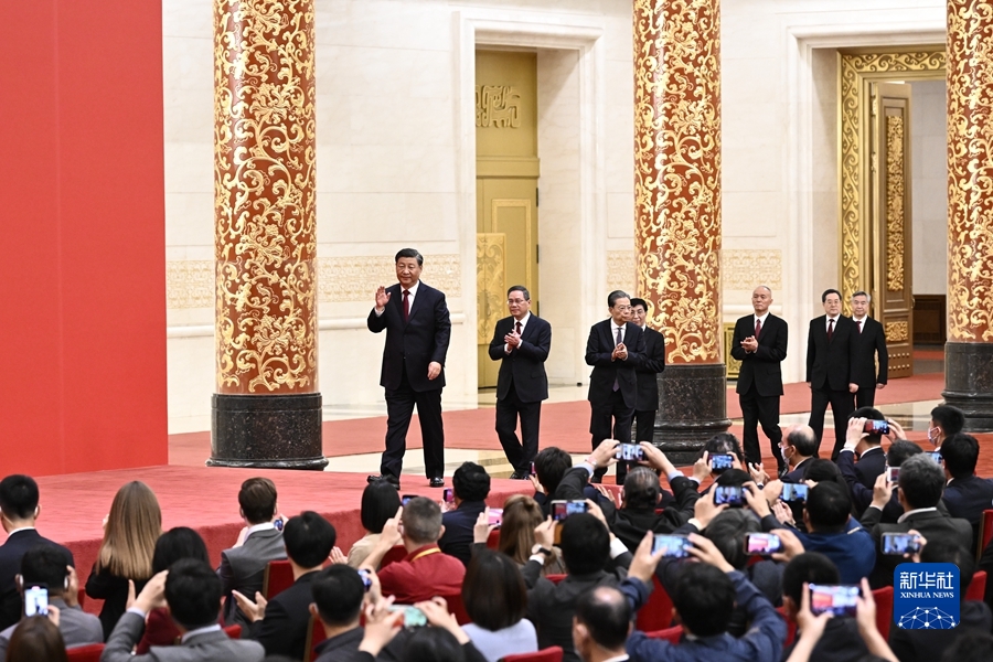 习近平在二十届中共中央政治局常委同中外记者见面时强调 始终坚持一切为了人民一切依靠人民 以中国式现代化全面推进中华民族伟大复兴(图4)