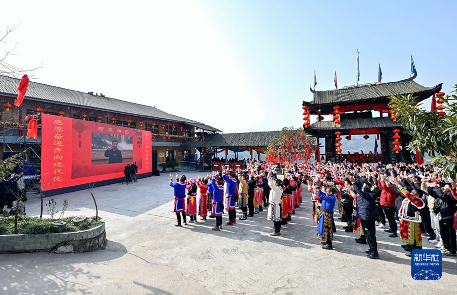 习近平春节前夕视频连线看望慰问基层干部群众 向全国各族人民致以新春的美好祝福(图16)