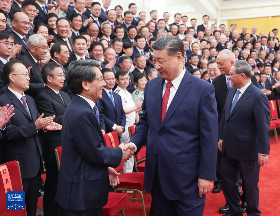 全国科技大会 国家科学技术奖励大会 两院院士大会在京召开 习近平为国家最高科学技术奖获得者等颁奖并发表重要讲话(图12)