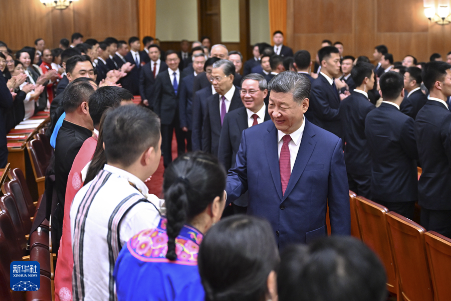 庆祝中华人民共和国成立75周年音乐会在京举行 习近平等党和国家领导人出席观看(图3)