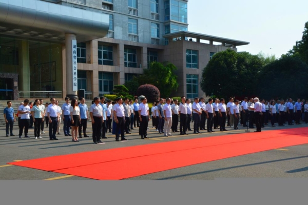 省社科院开展庆祝建党100周年“重温入党誓词”集体宣誓暨“光荣在党50年”纪念章颁发仪式