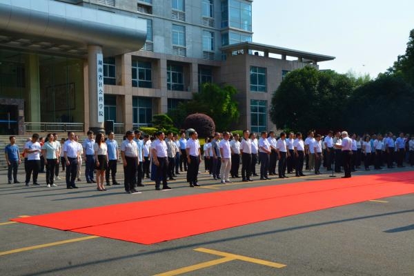 省社科院开展庆祝建党100周年“重温入党誓词”集体宣誓暨“光荣在党50年”纪念章颁发仪式