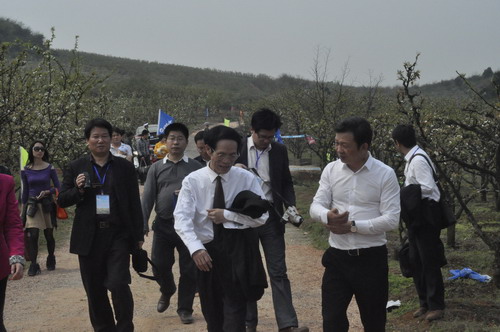 朱有志院长参加“蓝山首届乡村文化旅游节暨第二届梨花节”开幕式(图2)